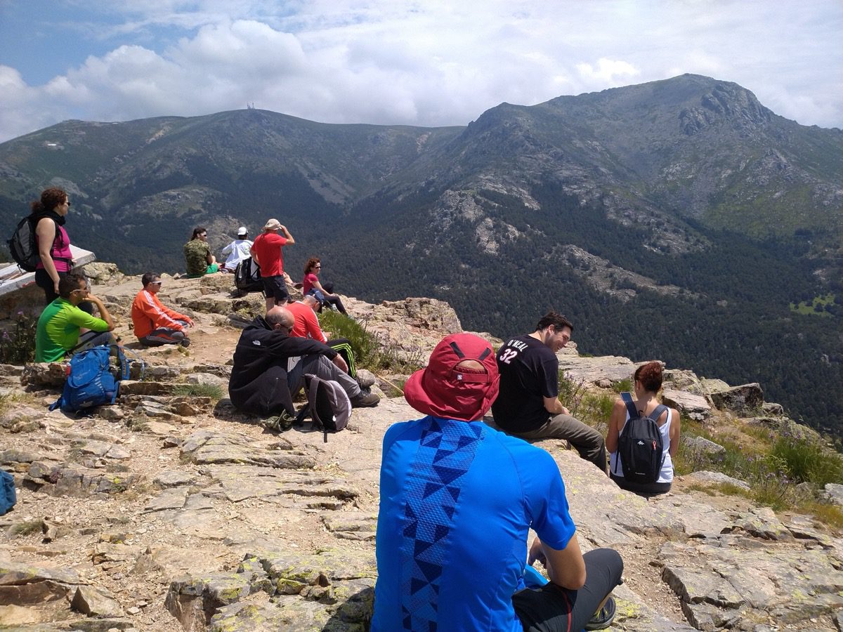 Este sábado nos alejamos del calor que ya invade la ciudad para hacer una ruta semi-nocturna que nos llevará a conocer algunos de los rincones más bonitos de la Barranca de Navacerrada. En este espectacular espacio natural completaremos una caminata circular en la que recorreremos la senda Ortiz y llegaremos hasta el mirador de las Canchas, para disfrutar allí de los colores de la puesta de sol y cenar con vistas a la imponente cumbre de la Maliciosa. La vuelta ya de noche se realizará por una sencilla pista forestal, sin ninguna dificultad y donde nos acompañarán los sonidos nocturnos del bosque. Si no tenéis frontal o linterna, no os preocupéis, pues podéis aprovechar la luz de algún compañero. Os recuerdo que resulta necesario traer algo de abrigo porque la temperatura baja considerablemente por la noche en la sierra de Madrid. Detalles de la ruta: 11 kms. y 350 metros de desnivel, principalmente por pista forestal, con algún tramo de sendero y algún otro tramo de subida pronunciada. Nivel Medio/Básico Precio 10€: incluye servicio de guía, seguro de accidentes para cada participante y seguro de responsabilidad civil de la guía. Se abonará en efectivo o por bizum el día de la ruta. Punto de encuentro: Bar La Esquina, P.º de los Españoles, 1, Navacerrada a las 18:30. Se dará un margen de 20 minutos para que la gente llegue y compre comida y agua, si lo necesita. Transporte en vehículos particulares compartiendo gastos de gasolina. Si necesitáis transporte o queréis compartir vuestro coche, dejad un comentario en el evento para organizarnos. Transporte en autobús: el bus 691 sale del Intercambiador de Moncloa y deja en la puerta del punto de encuentro en Navacerrada. Hace falta traer: Comida, agua, calzado adecuado, chubasquero, forro polar, abrigo, frontal o linterna. Contacto: María, 675561462. Ante cualquier duda relacionada con la ruta o la organización, no dudes en contactarme. Nota: la ruta puede verse modificada en cualquier momento por eventos meteorológicos, por seguridad del grupo o por consideración de la guía.